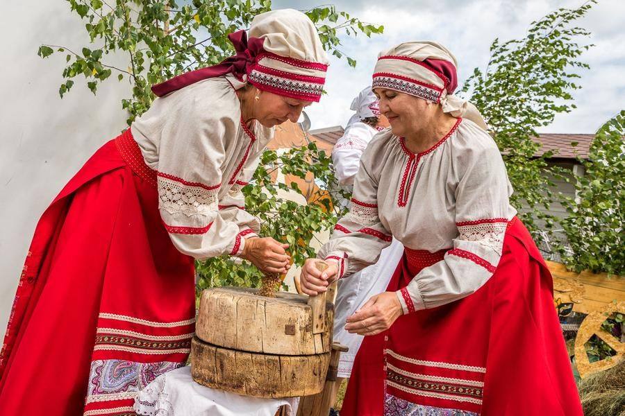 Visitors can even turn the millstones of an old hand‑cranked mill