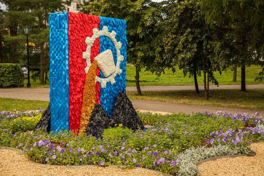 A standout installation in Voskresensky Public Garden — the new coat of arms of Stakhanov