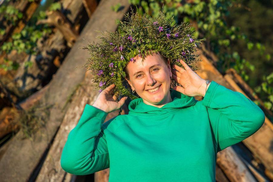 With the last rays of sunlight, you can capture the most beautiful photos wearing wreaths