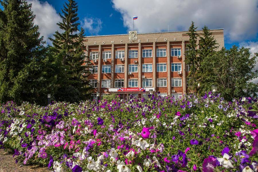 The central square is carpeted with fragrant flowers in every imaginable shade