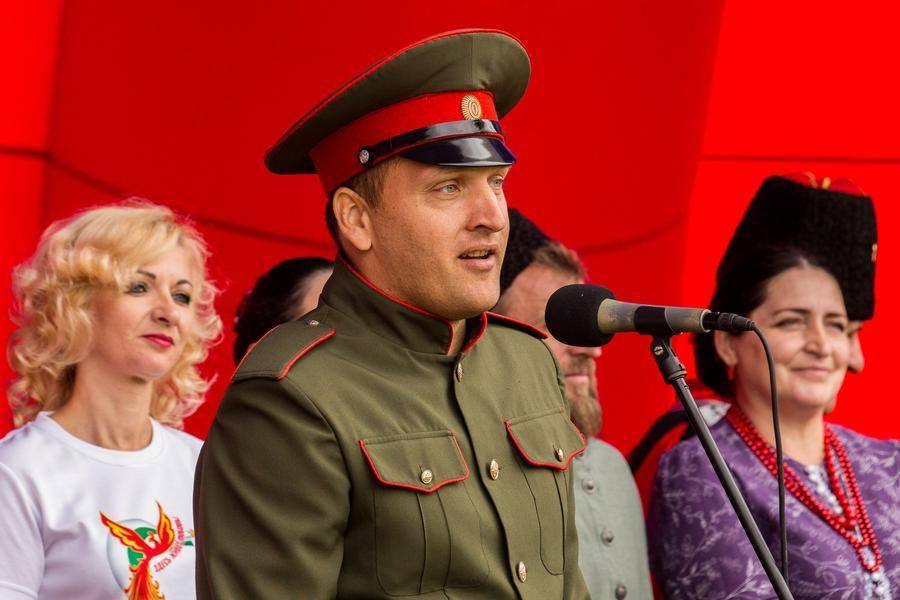 Vasily Bondar, chieftain of the Lukyanovsky Cossack settlement, greets the attendees