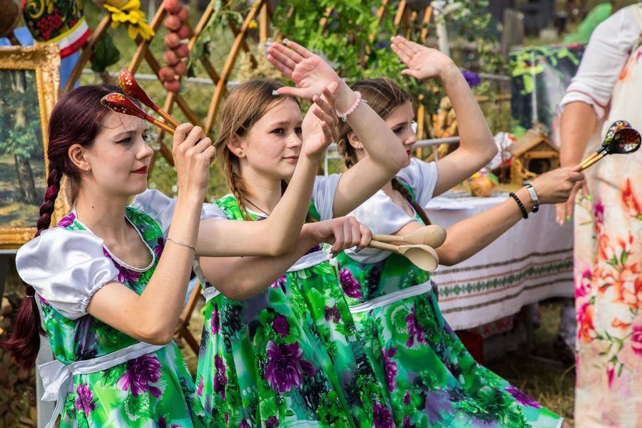 A trio of spoon players demonstrates this simple but striking musical instrument in action