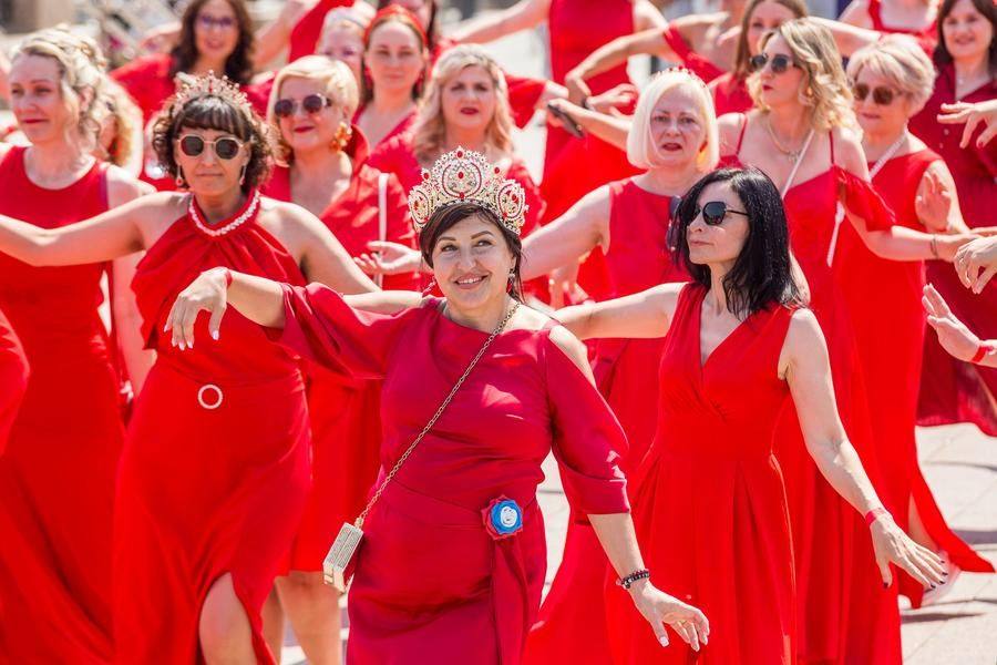Once more, synchronized movements weave the participants into a single living pattern