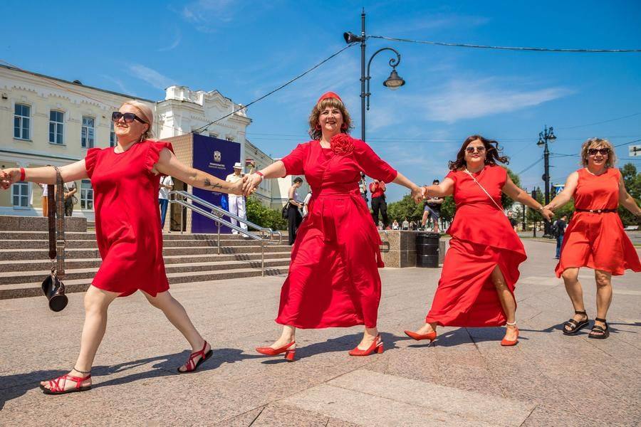 A circle dance brings this scarlet group performance to a close…