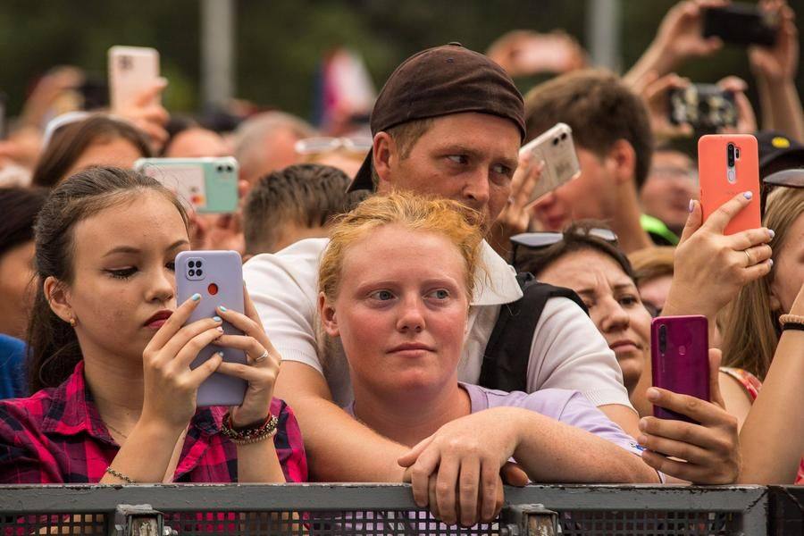 She not only sings but also interacts a lot with the audience, who listen attentively