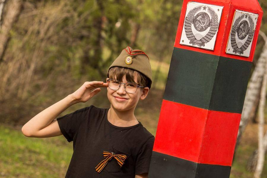 Along the park alleys, those with military gear easily find ways to complete their look