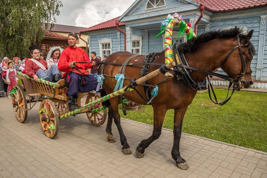 The wedding procession must look bright and rich — a reflection of the groom’s family’s prosperity