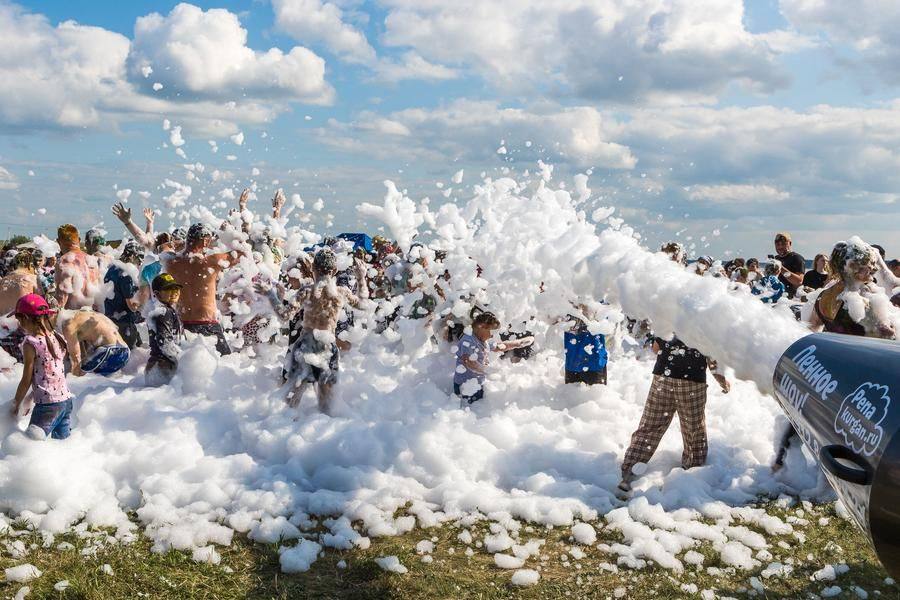 At the attendees’ request, the foam cannon “fires” not just in a parabolic arc, but also in a direct line