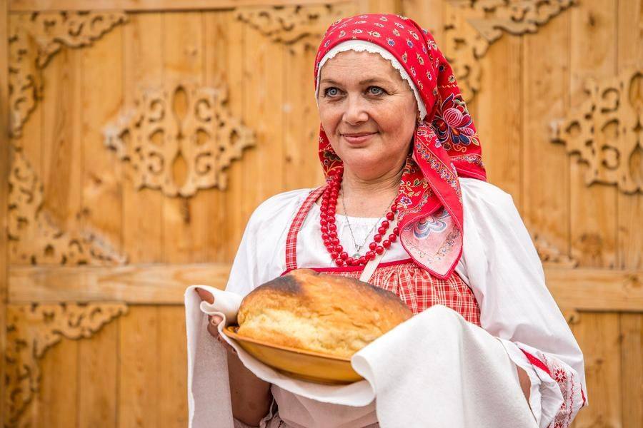 The loaf is a mandatory wedding attribute, a symbol of a well‑fed life