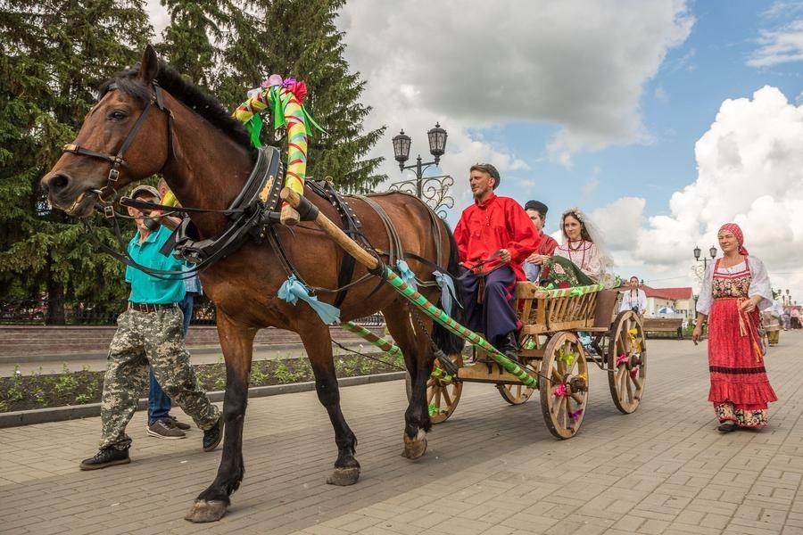 The groom’s parents are the first to meet the cart