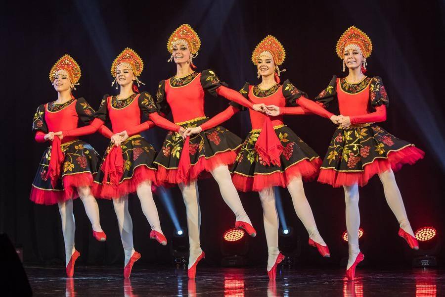 Radiant smiles and precise movements captivate the audience from the very first minutes
