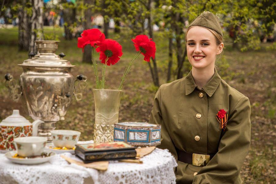 Performers invite you to learn more about Victory Day and take a memorable photo