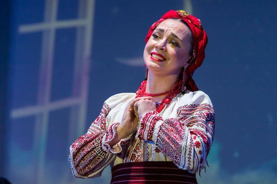 Yulia Vinokurova performs a verse in Ukrainian