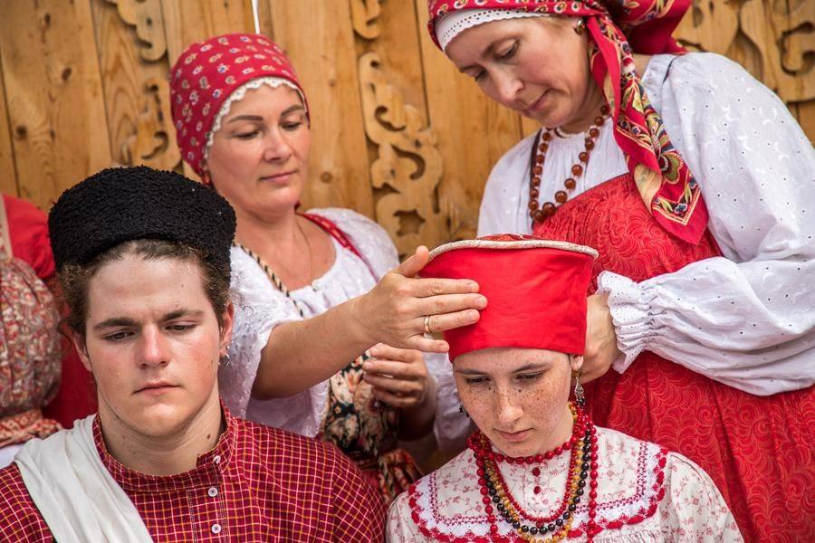 Those performing the rite quietly offer well‑wishes and blessings for family happiness