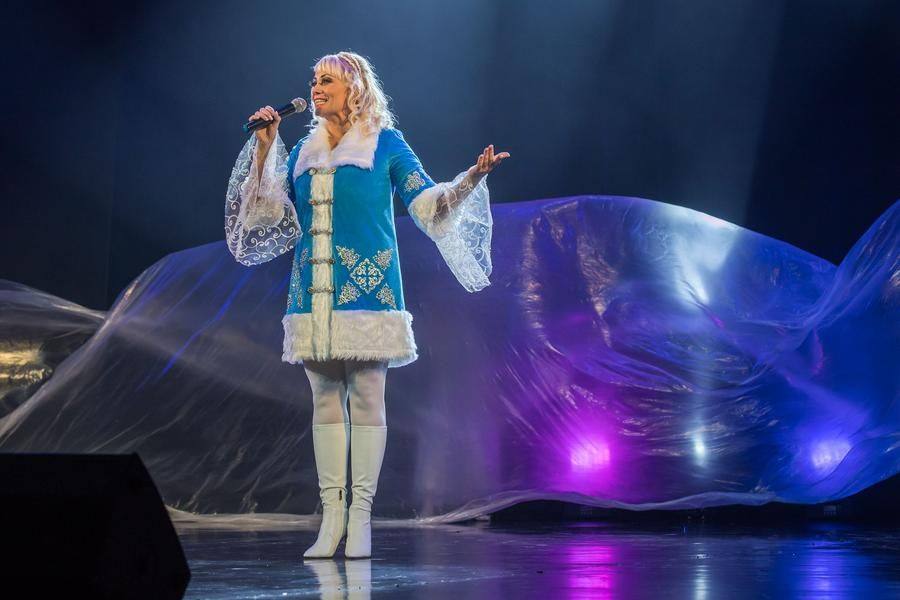 Artistic director Anna Chernyaeva narrates a fairy tale that ties all the concert numbers together