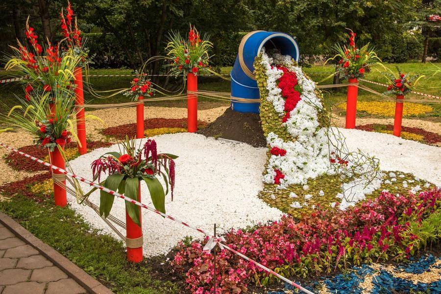 The waterfall is crafted in the finest traditions of the Soviet-era landscape exhibition