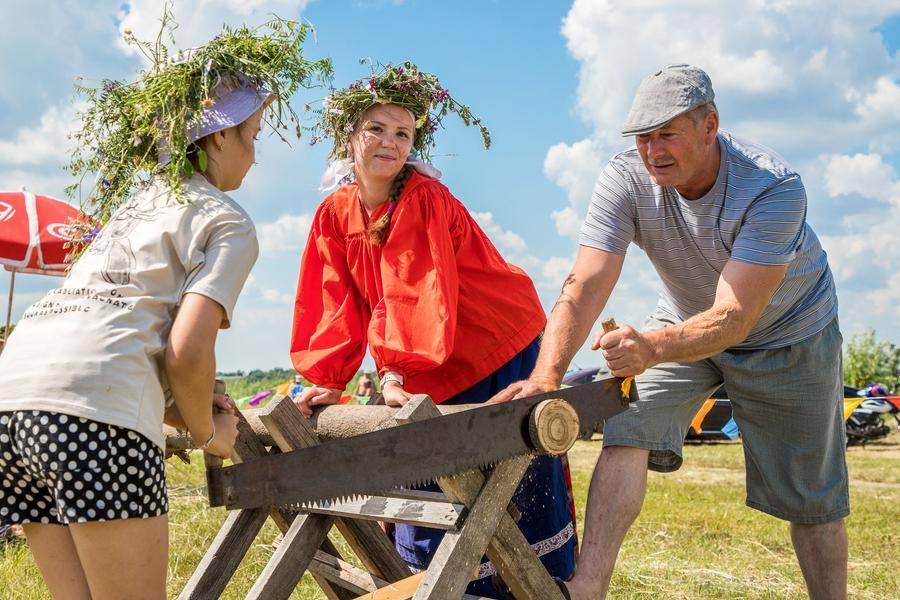 A wooden disc you made yourself can be decorated with the festival’s symbol by the organizers