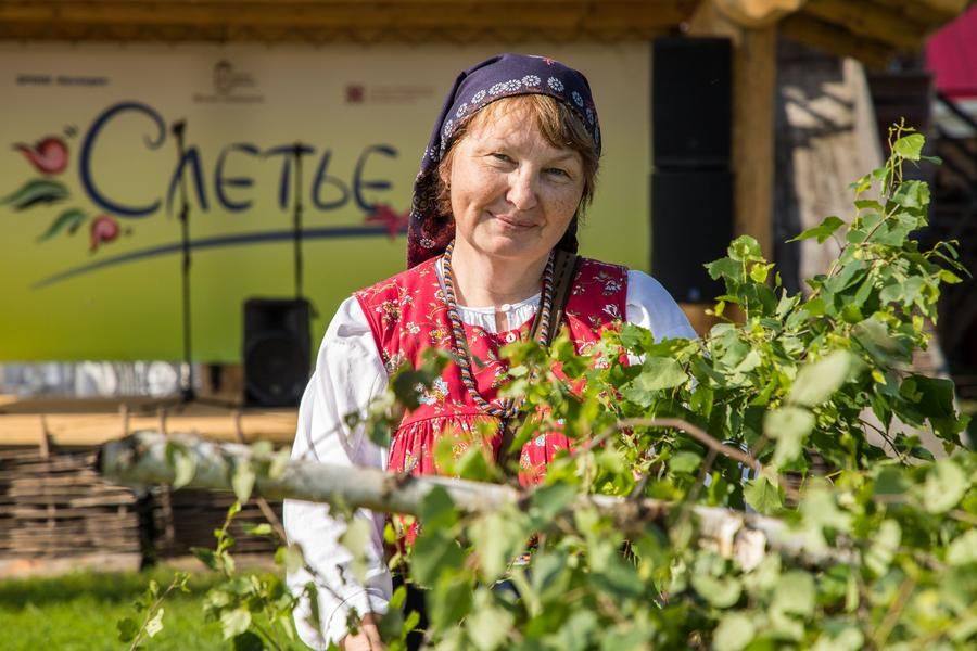 “Sletye” participants simply must weave wreaths, following the ancient custom