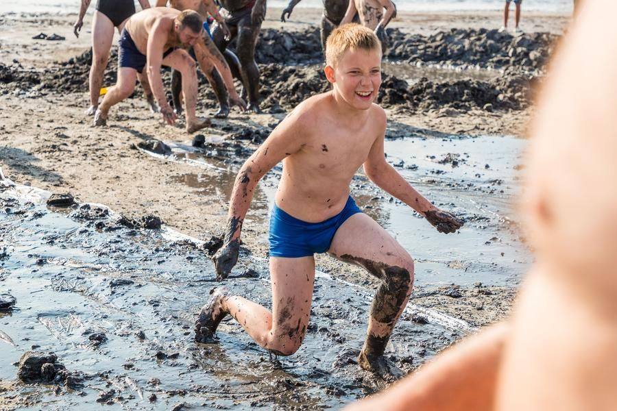 On all fours, on knees, or with other unexpected tricks — anything goes