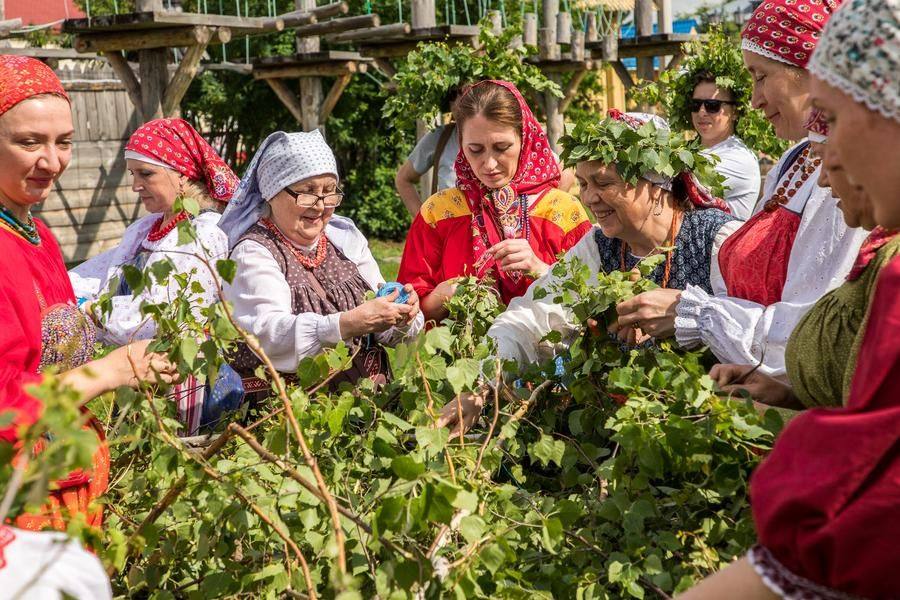 Everyone weaves — from the youngest to the oldest