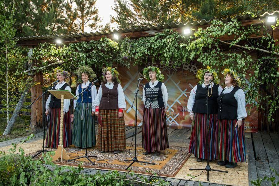 On the decorated stage is the folk ensemble “Varavīksne” from Bobrovka itself