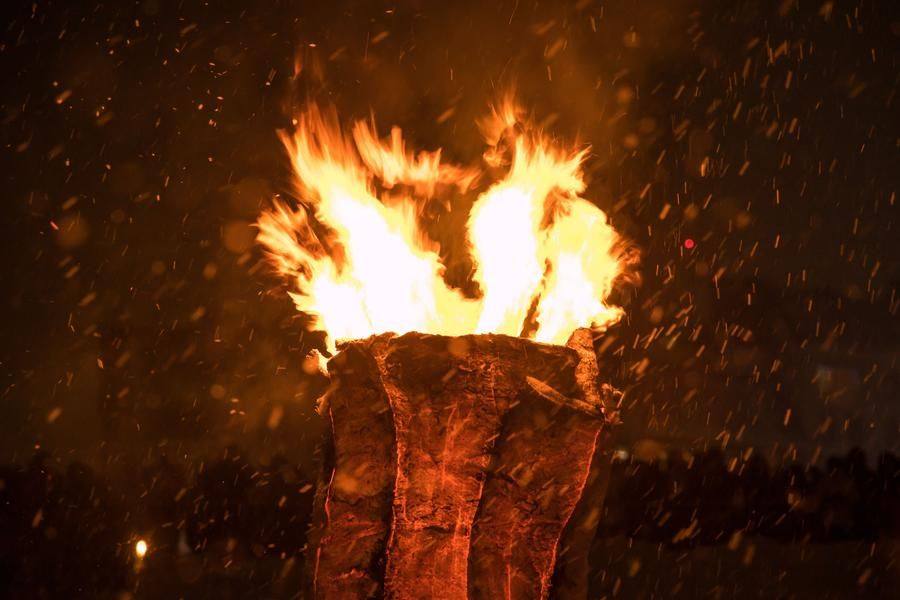 At first, one can only admire a weak flame, which takes the shape of a crown