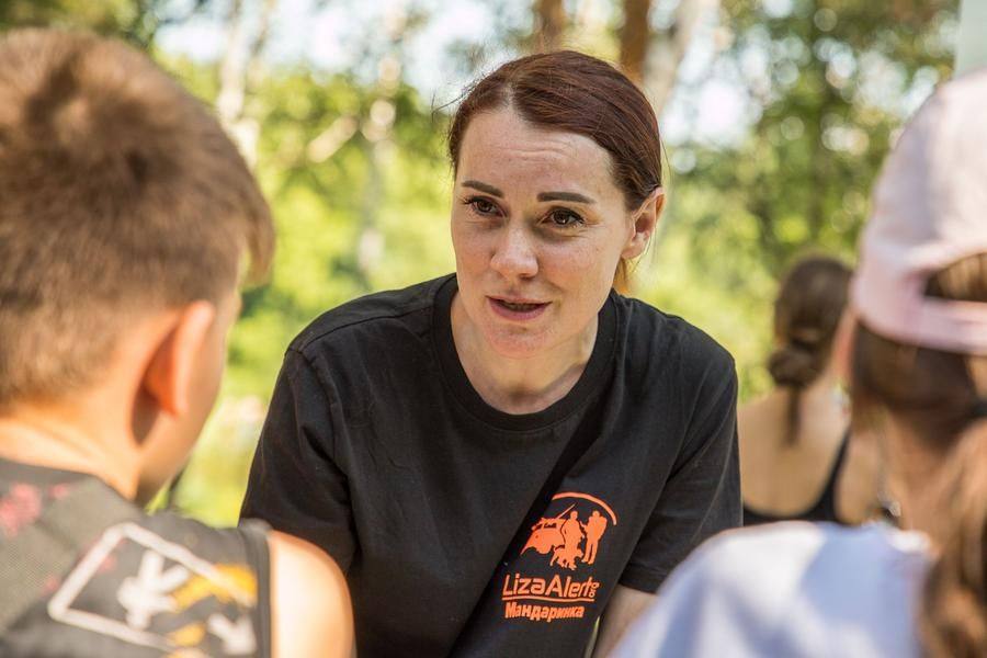 Volunteers from the “LizaAlert” team tell children how to behave in the forest