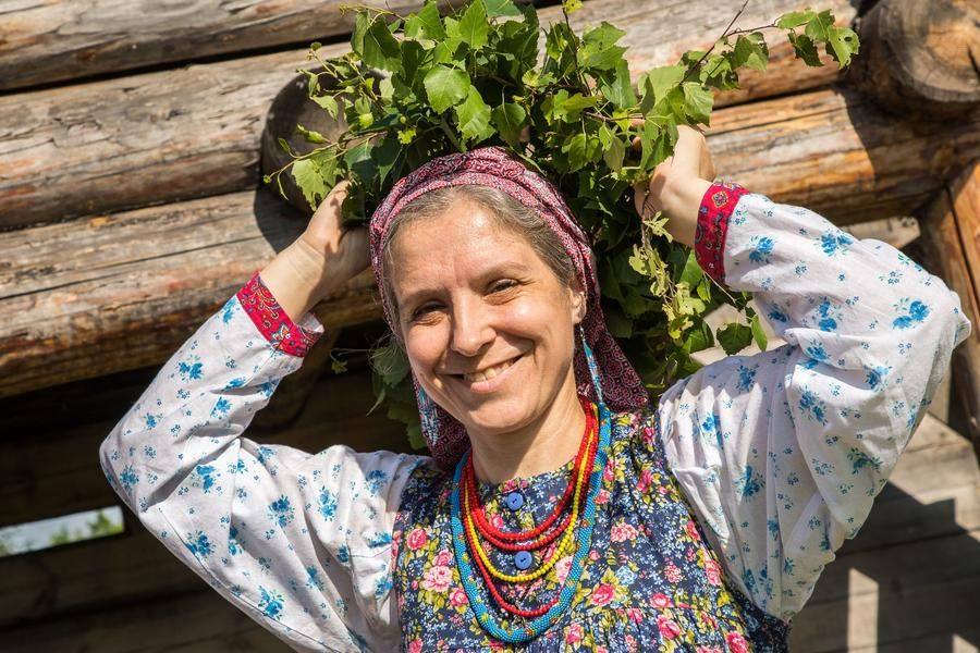 A wreath brings a folk costume to life