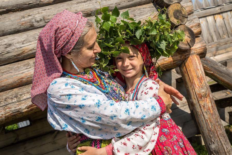 Fresh greenery on their heads looks especially charming on children