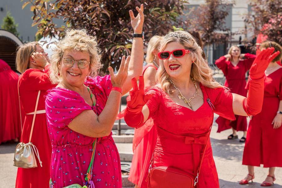 Dancing spontaneously breaks out again — turns out, not everyone feels the fatigue