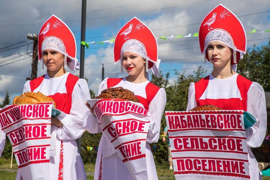 They represent 12 rural settlements of the Kalachinsky District