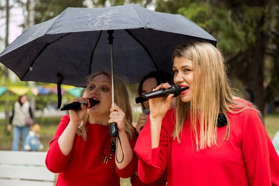 Rain is no obstacle to the festive program