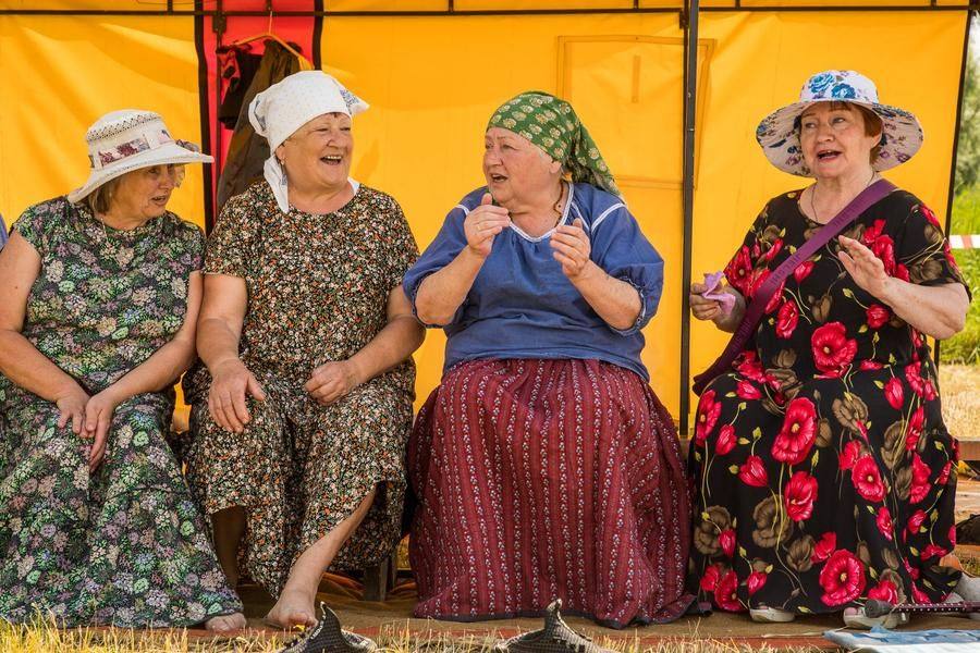 Folk songs start sounding spontaneously, straight from the heart