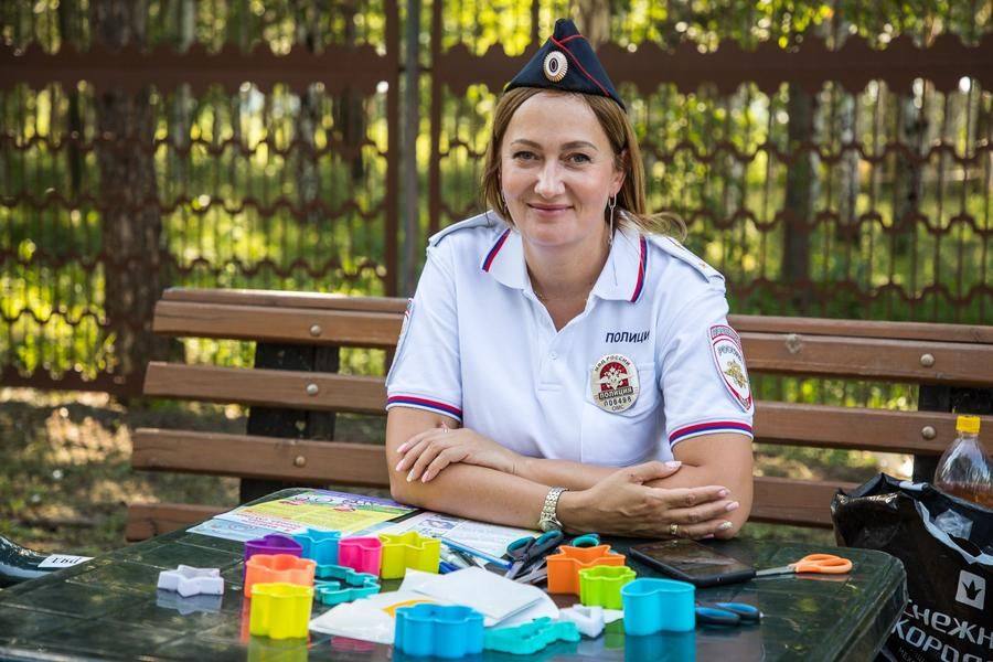 Traffic Police Inspector Natalya Malykhina runs a workshop on making a reflective keychain