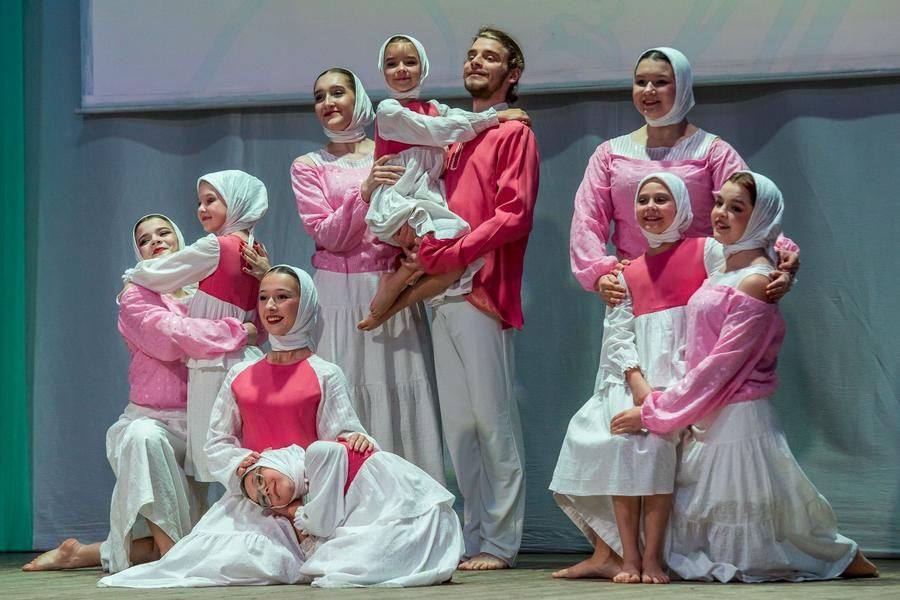 Adding narrative choreography: the “Surprise” dance ensemble from the “Svetoch” Cultural Center