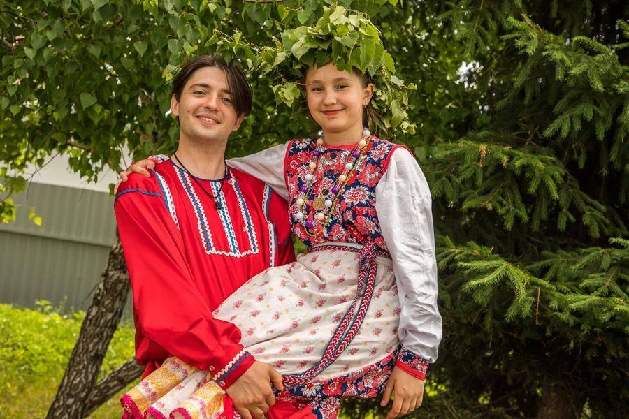 Oh, why didn’t these smiling young people star in yesterday’s wedding?