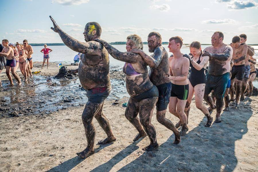 To upbeat music, the teams set off on a “round‑the‑world” trip