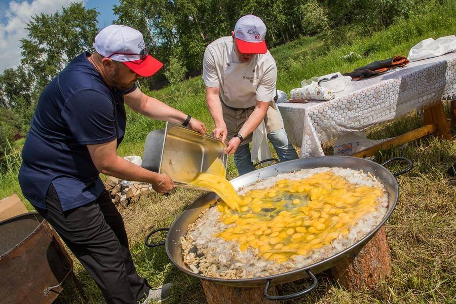 Meanwhile, on the meadow by the Bolshaya River, they are preparing vereshchaga