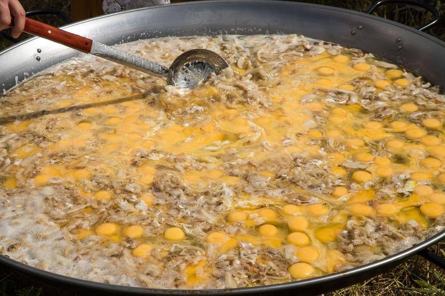 It’s a dish made of lard and eggs that appetizingly sizzles as it cooks