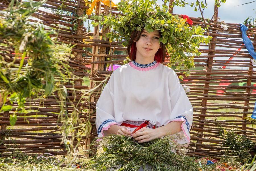 The most popular spot is the wreath‑weaving corner with wildflowers