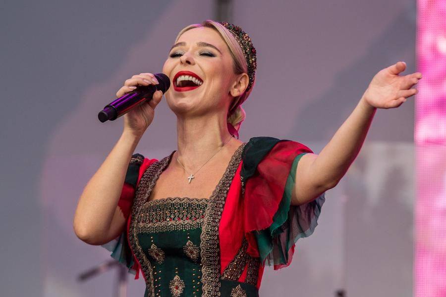 Many of the songs are folk tunes, so the audience knows them well