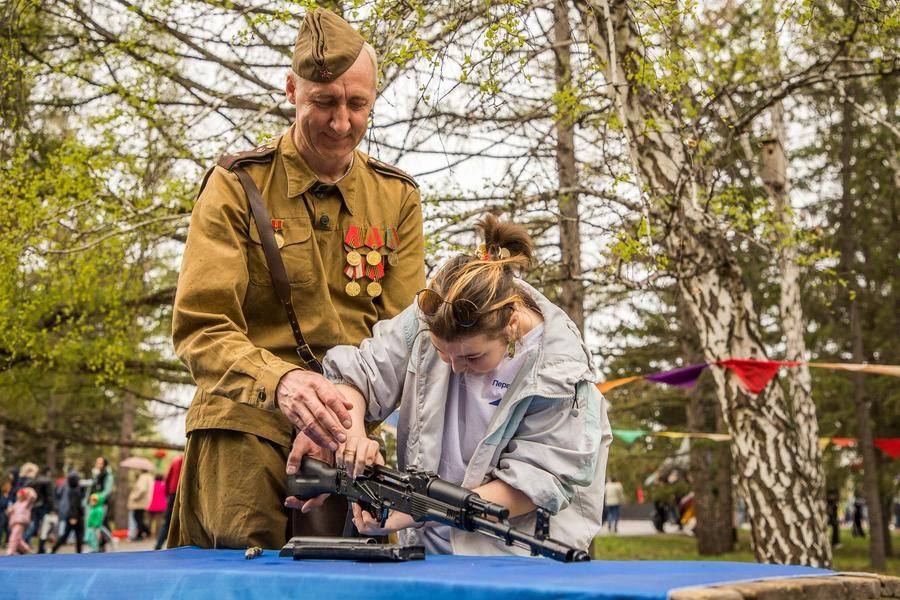 At several spots you can learn about how weapons work