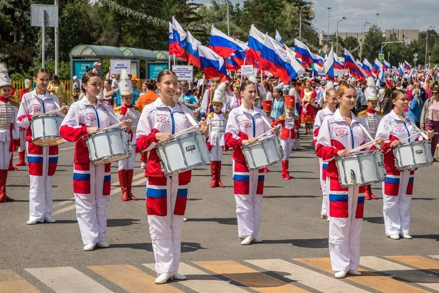 The “Sun” ensemble sets the rhythm for the procession
