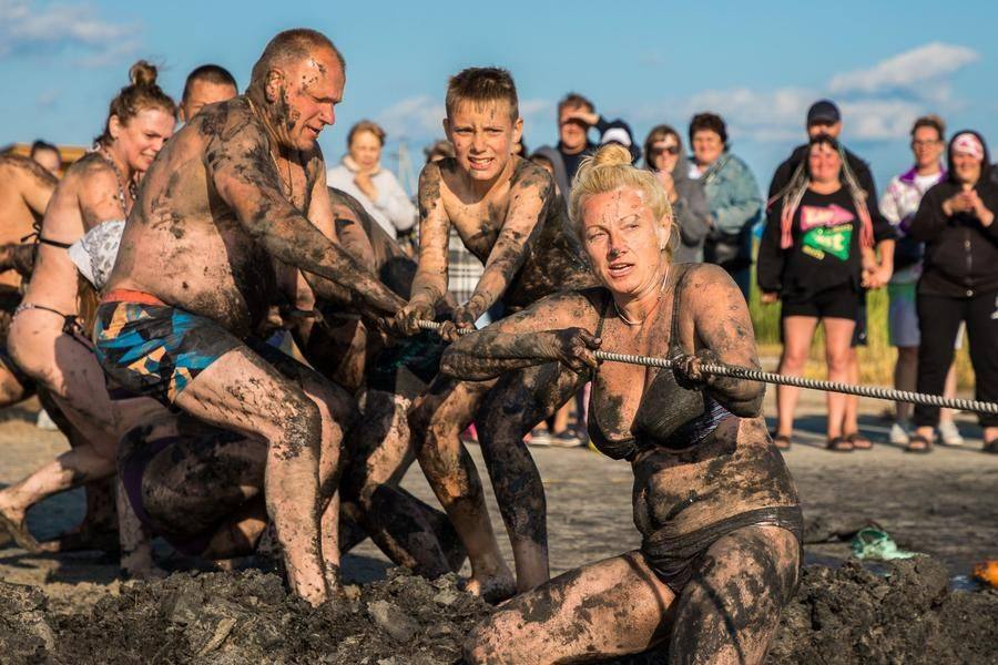 The final, ninth battle is a tug‑of‑war. On your marks… Get set… Go!