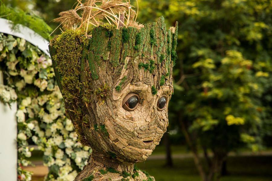 Florists use not only flowers but also other natural materials