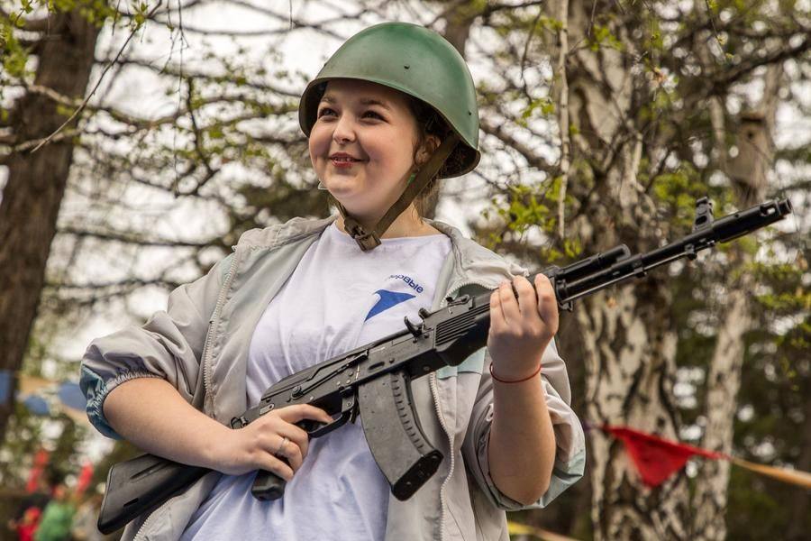 A photo with a machine gun is a reward for those who mastered the assembly