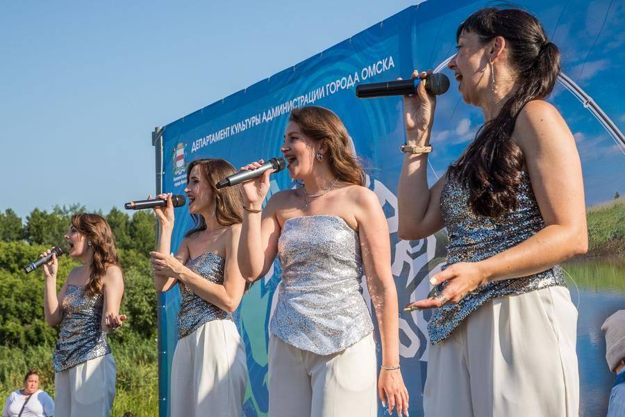 Modern hits are performed by soloists of the “Melody” group
