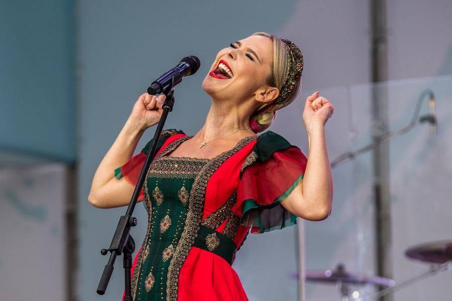 Pelageya fully immerses herself in the character whenever the song’s story demands it
