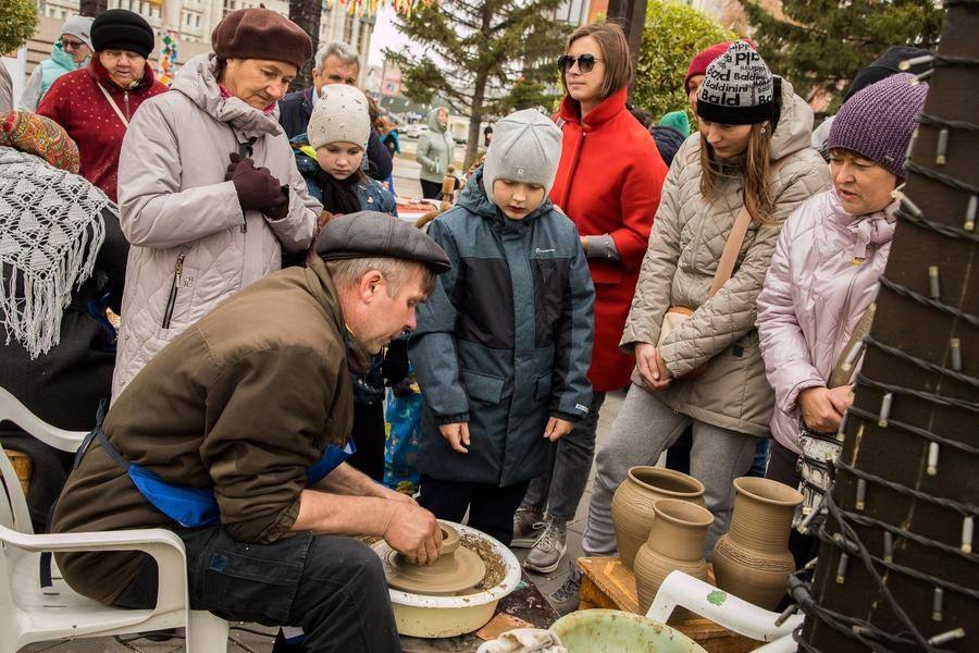 Many fairgoers love to watch the potter from Tara town at work