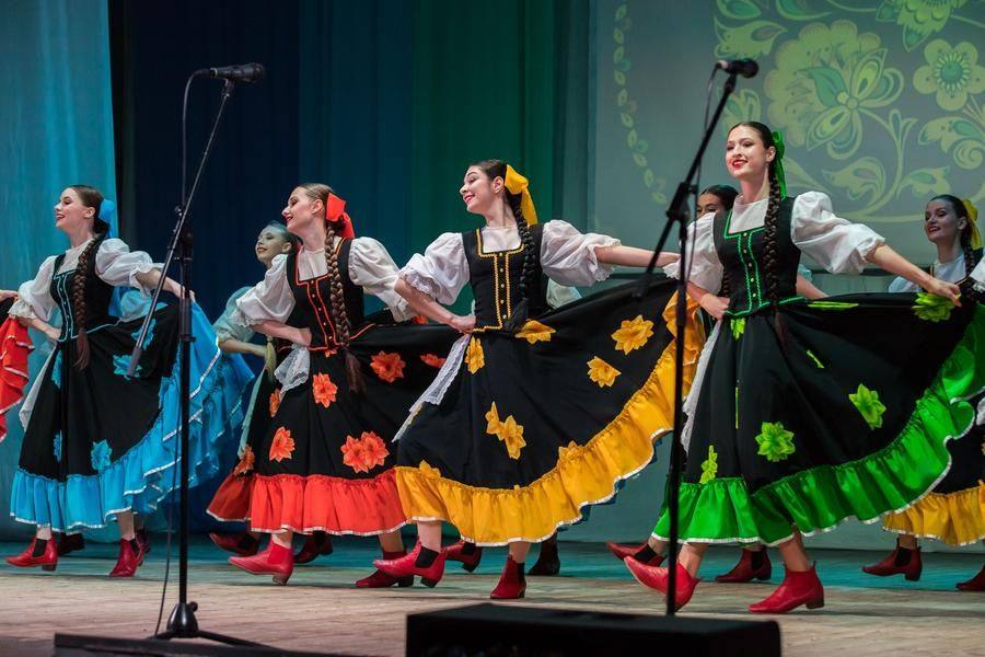Smiles, synchronization, and elegant dresses — what more does the audience need?